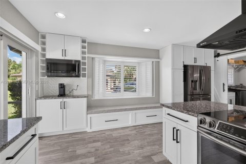 Villa ou maison à louer à Coral Springs, Floride: 4 chambres, 226.31 m2 № 2372244 - photo 12
