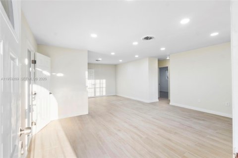 Villa ou maison à vendre à Miramar, Floride: 5 chambres, 156.82 m2 № 2025005 - photo 5