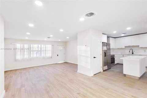 Villa ou maison à vendre à Miramar, Floride: 5 chambres, 156.82 m2 № 2025005 - photo 6