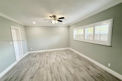 House in Fort Lauderdale, Florida 3 bedrooms, 203.27 sq.m. № 1887642 - photo 17