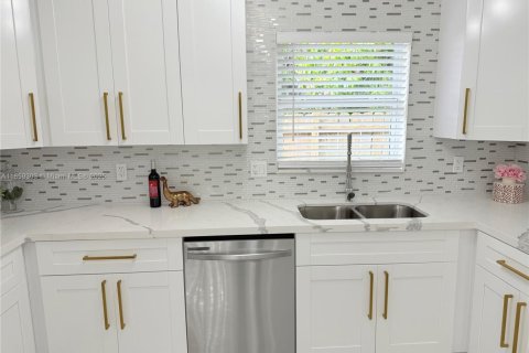 House in Fort Lauderdale, Florida 3 bedrooms, 203.27 sq.m. № 1887642 - photo 12