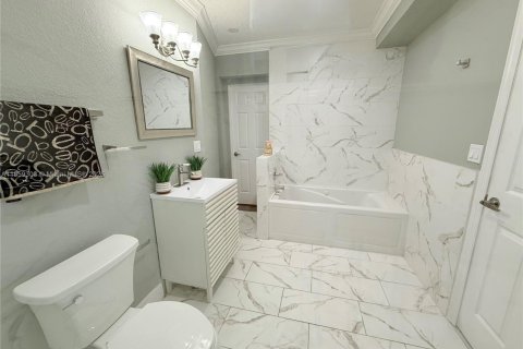House in Fort Lauderdale, Florida 3 bedrooms, 203.27 sq.m. № 1887642 - photo 21