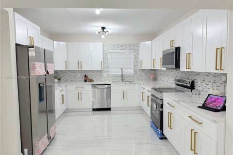 House in Fort Lauderdale, Florida 3 bedrooms, 203.27 sq.m. № 1887642 - photo 9