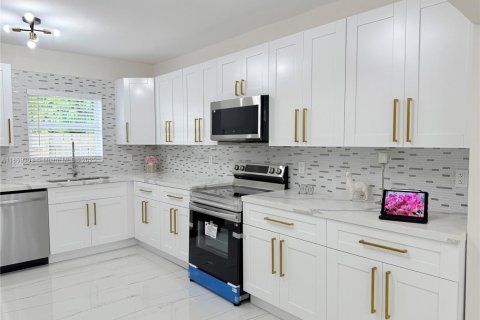 House in Fort Lauderdale, Florida 3 bedrooms, 203.27 sq.m. № 1887642 - photo 10