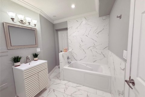 House in Fort Lauderdale, Florida 3 bedrooms, 203.27 sq.m. № 1887642 - photo 20