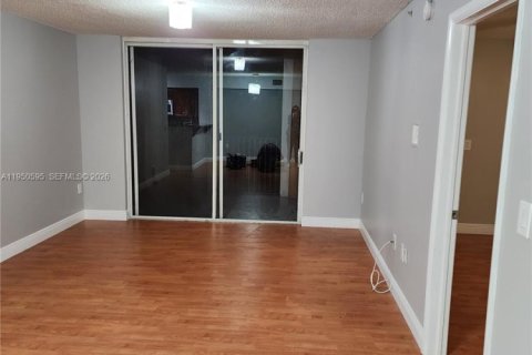 Condominio en alquiler en Miramar, Florida, 3 dormitorios, 104.52 m2 № 2006825 - foto 2