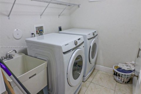 House in Miramar, Florida 6 bedrooms, 313.08 sq.m. № 1779467 - photo 17