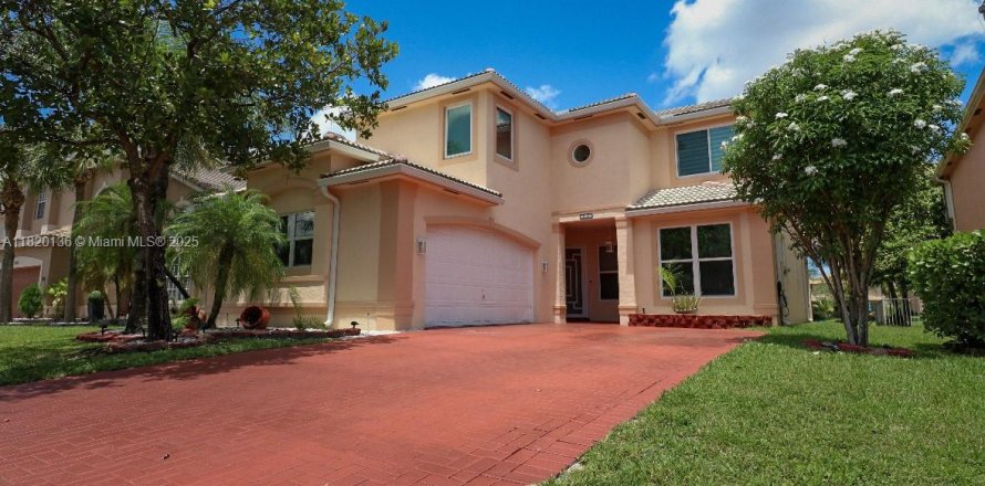 House in Miramar, Florida 6 bedrooms, 313.08 sq.m. № 1779467