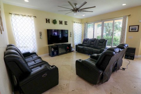 House in Miramar, Florida 6 bedrooms, 313.08 sq.m. № 1779467 - photo 10