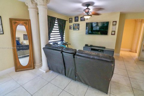 House in Miramar, Florida 6 bedrooms, 313.08 sq.m. № 1779467 - photo 21
