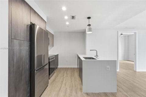 Condo in Miami, Florida, 1 bedroom  № 2252182 - photo 2