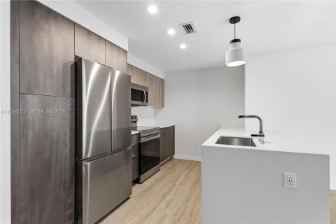 Condo in Miami, Florida, 1 bedroom  № 2252182 - photo 3