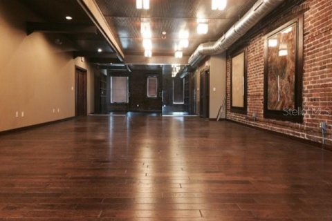 Propiedad comercial en alquiler en Tampa, Florida, 851.45 m2 № 584417 - foto 4