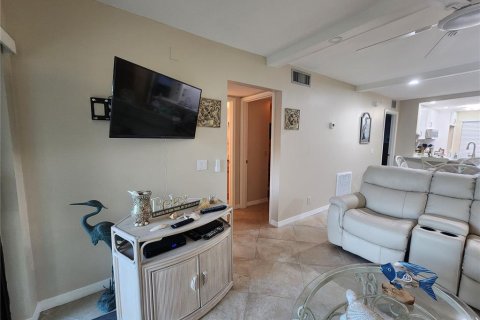 Condo in Saint Petersburg, Florida, 2 bedrooms № 2118602 - photo 12