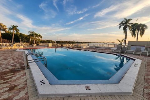 Condo in Saint Petersburg, Florida, 2 bedrooms № 2118602 - photo 23