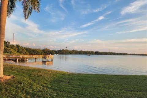 Condo in Saint Petersburg, Florida, 2 bedrooms № 2118602 - photo 30