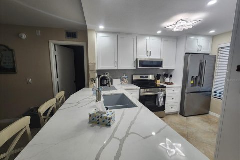 Condo in Saint Petersburg, Florida, 2 bedrooms № 2118602 - photo 3