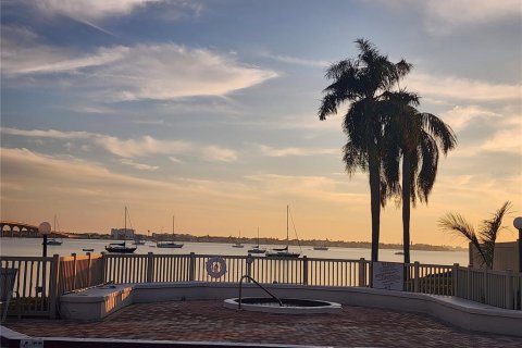 Condo in Saint Petersburg, Florida, 2 bedrooms № 2118602 - photo 27