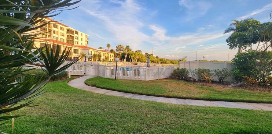 Condo in Saint Petersburg, Florida, 2 bedrooms № 2118602