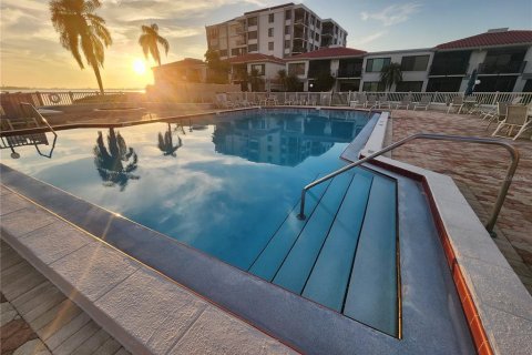 Condo in Saint Petersburg, Florida, 2 bedrooms № 2118602 - photo 24