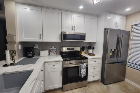 Condo in Saint Petersburg, Florida, 2 bedrooms № 2118602 - photo 4