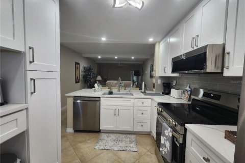 Condo in Saint Petersburg, Florida, 2 bedrooms № 2118602 - photo 5