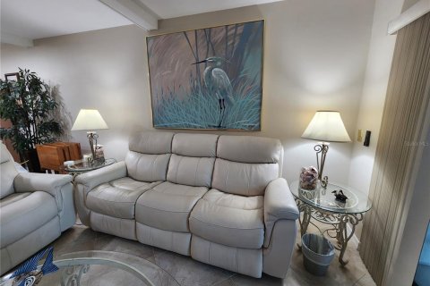 Condo in Saint Petersburg, Florida, 2 bedrooms № 2118602 - photo 11