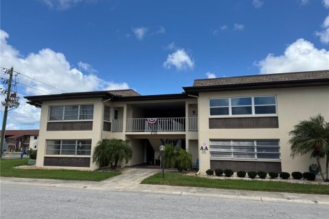Condo in New Port Richey, Florida, 1 bedroom  № 2161367 - photo 2