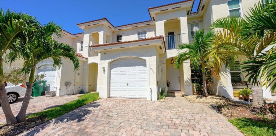 Townhouse in Cutler Bay, Florida 3 bedrooms, 140.28 sq.m. № 1882090