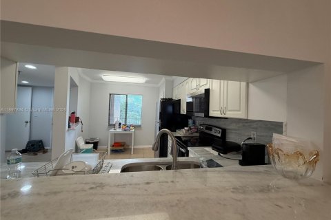 Condo in Pompano Beach, Florida, 2 bedrooms  № 1949531 - photo 7