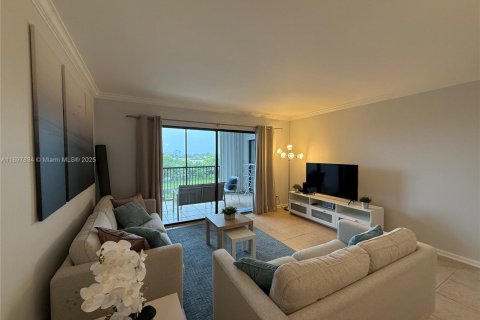 Condo in Pompano Beach, Florida, 2 bedrooms  № 1949531 - photo 1