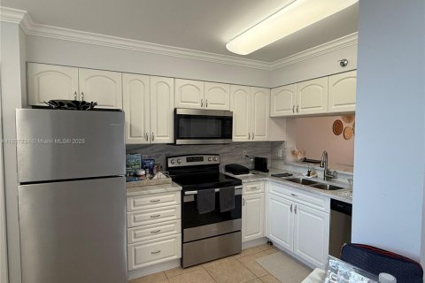 Condo in Pompano Beach, Florida, 2 bedrooms  № 1949531 - photo 12