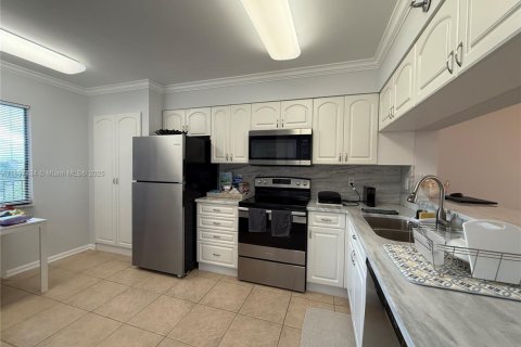 Condo in Pompano Beach, Florida, 2 bedrooms  № 1949531 - photo 15
