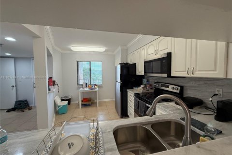 Condo in Pompano Beach, Florida, 2 bedrooms  № 1949531 - photo 5