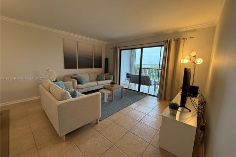 Condo in Pompano Beach, Florida, 2 bedrooms  № 1949531 - photo 2