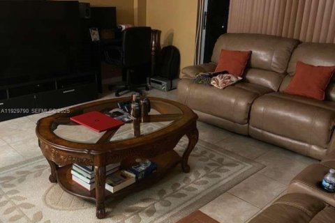 Купить кондоминиум в Лодерхилл, Флорида 1 спальня, 72.74м2, № 1992707 - фото 1