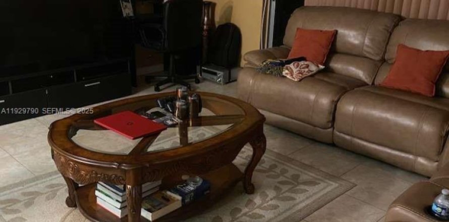 Кондоминиум с 1 спальней в Лодерхилл, Флорида № 1992707