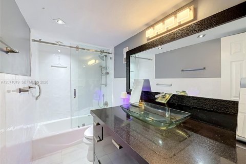 Copropriété à vendre à Miami Beach, Floride: 2 chambres, 108.7 m2 № 2303835 - photo 17