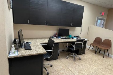 Immobilier commercial à louer à Tampa, Floride: 263.38 m2 № 2436726 - photo 5