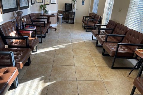 Immobilier commercial à louer à Tampa, Floride: 263.38 m2 № 2436726 - photo 2