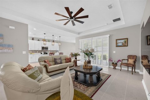 House in Apopka, Florida 4 bedrooms, 239.22 sq.m. № 2228287 - photo 11