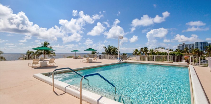 Condominio en Pompano Beach, Florida, 2 dormitorios  № 868682