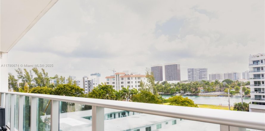 Condo in Bay Harbor Islands, Florida, 2 bedrooms № 1863740