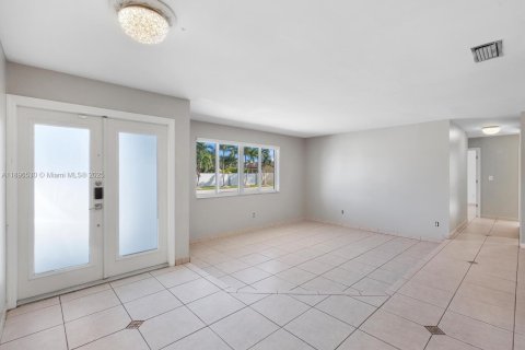House in Miami, Florida 4 bedrooms, 193.42 sq.m. № 1949366 - photo 2