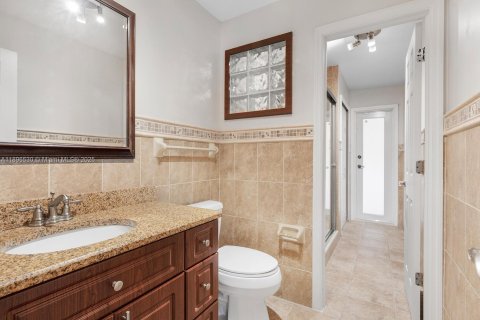 House in Miami, Florida 4 bedrooms, 193.42 sq.m. № 1949366 - photo 15