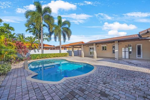 House in Miami, Florida 4 bedrooms, 193.42 sq.m. № 1949366 - photo 19