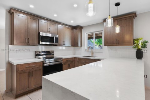 House in Miami, Florida 4 bedrooms, 193.42 sq.m. № 1949366 - photo 8