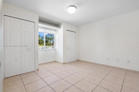 House in Miami, Florida 4 bedrooms, 193.42 sq.m. № 1949366 - photo 16