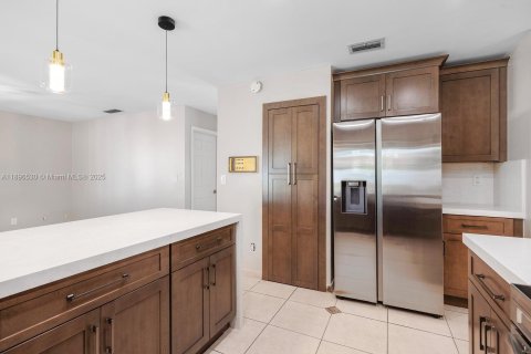 House in Miami, Florida 4 bedrooms, 193.42 sq.m. № 1949366 - photo 9