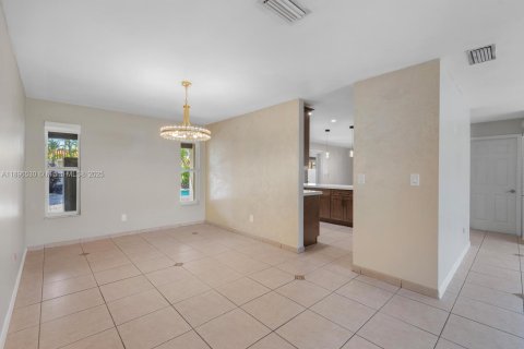 House in Miami, Florida 4 bedrooms, 193.42 sq.m. № 1949366 - photo 10